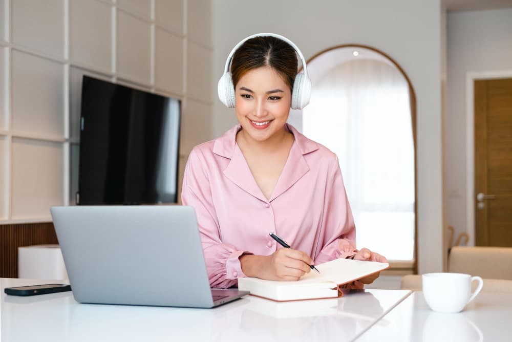 Tiếng Anh Cho Người Đi Làm: Nghe Tiếng Anh Sẽ Không Khó, Nếu Bạn Ngừng “Nghe Bị Động” – Bí Quyết Luyện Nghe Chủ Động Để Hiểu Sâu